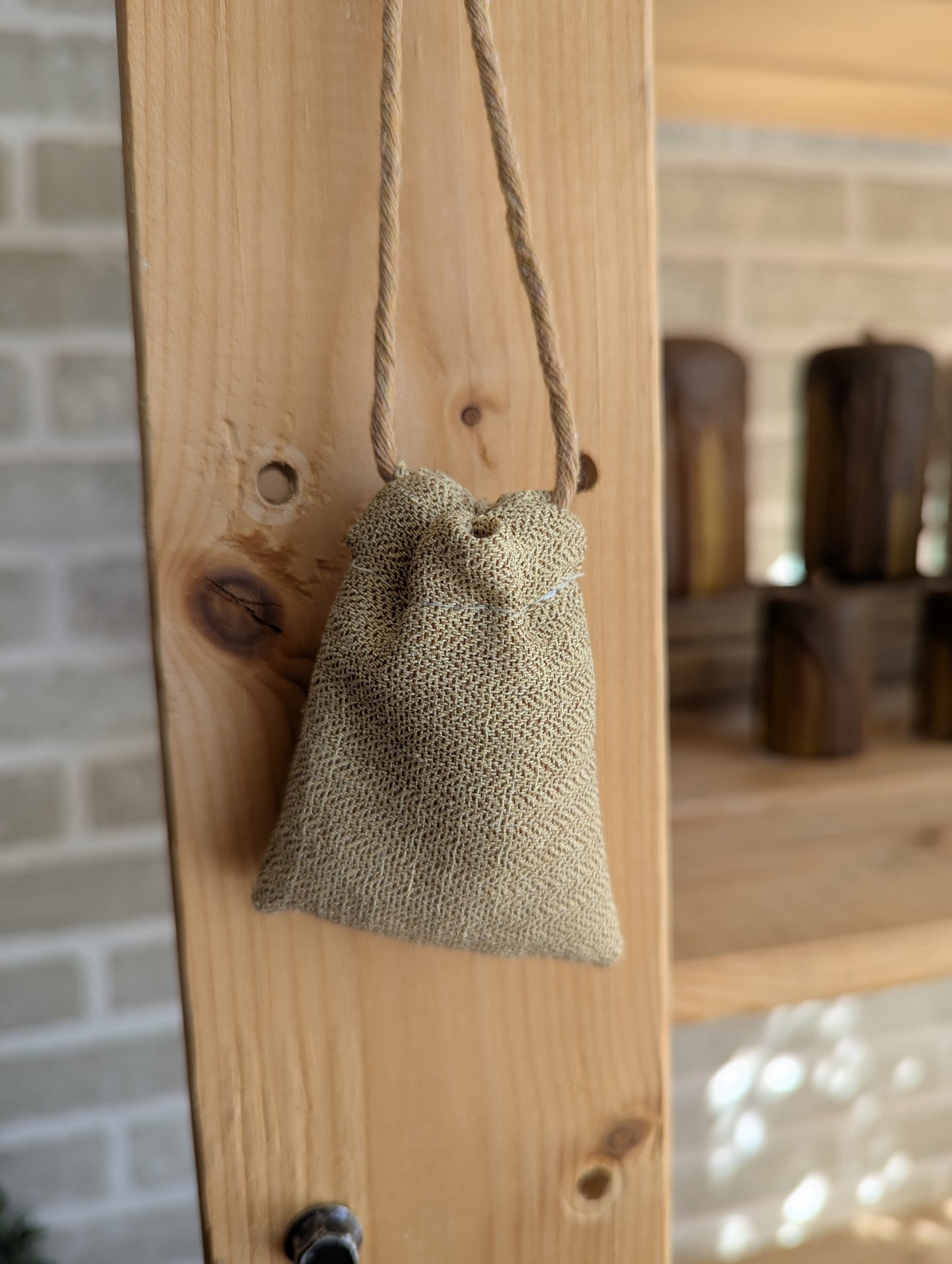 Pochette à camphre, cristaux et herbes aromatiques