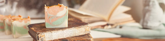 Qu'est-ce qu'un vrai savon naturel (et pourquoi ta peau le sait tout de suite)