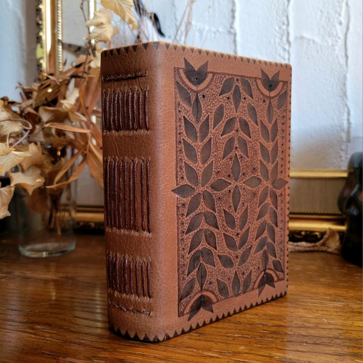 Grimoire "Burnt Leaves" (brown)