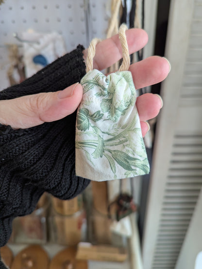 Pochette à camphre, cristaux et herbes aromatiques