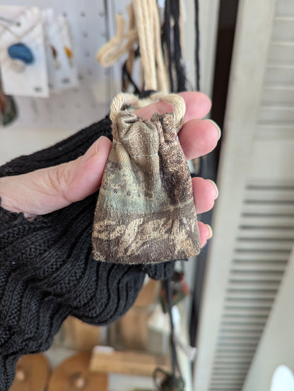 Pochette à camphre, cristaux et herbes aromatiques