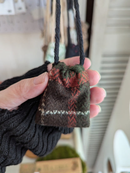 Pochette à camphre, cristaux et herbes aromatiques