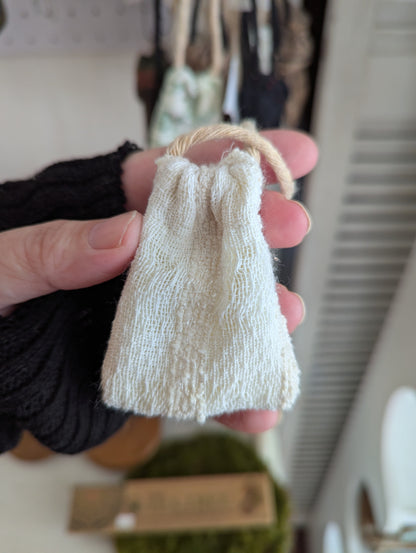 Pochette à camphre, cristaux et herbes aromatiques