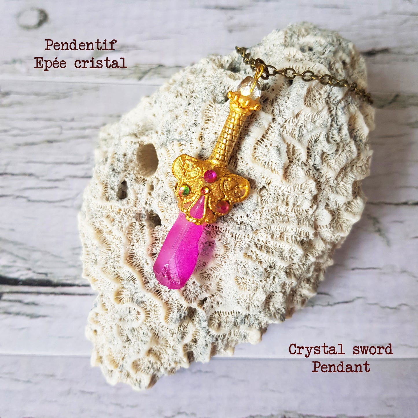 Pendentif: Épée de cristaux