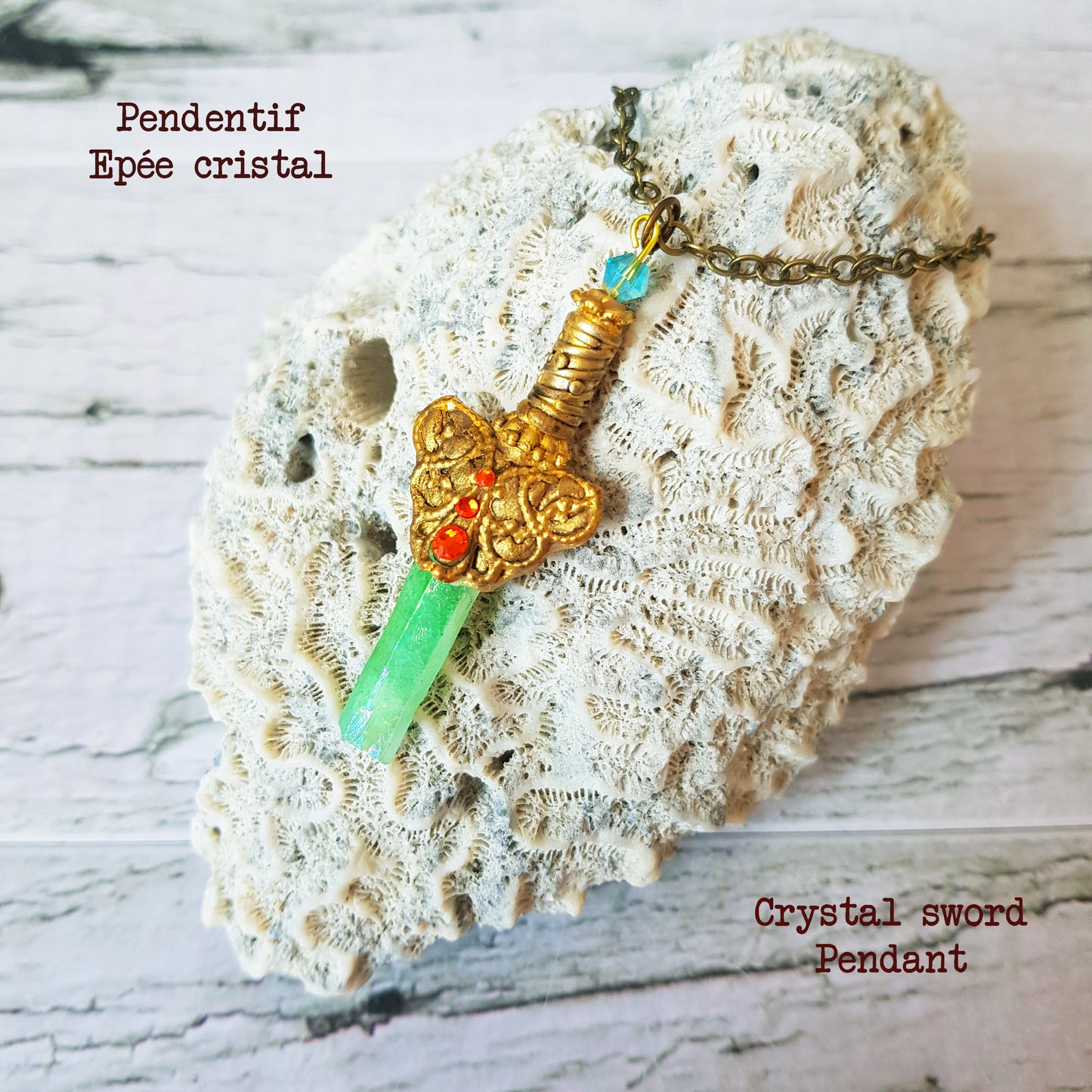 Pendentif: Épée de cristaux